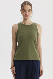 Polera mujer verde olivo lisa sin mangas corte bote y textura acanalada