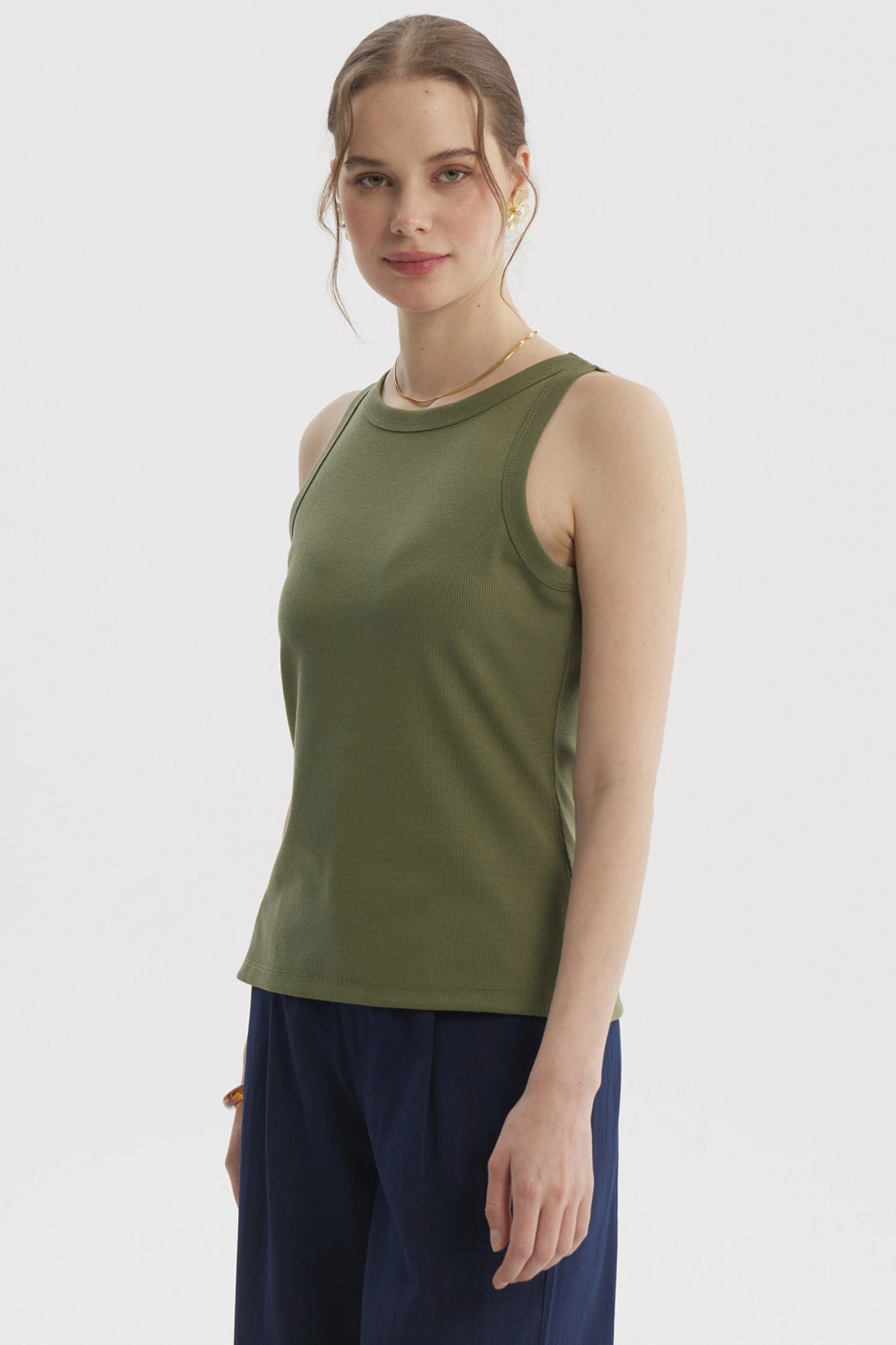 Polera mujer verde olivo lisa sin mangas corte bote y textura acanalada