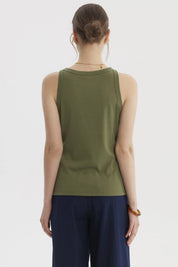 Polera mujer verde olivo lisa sin mangas corte bote y textura acanalada