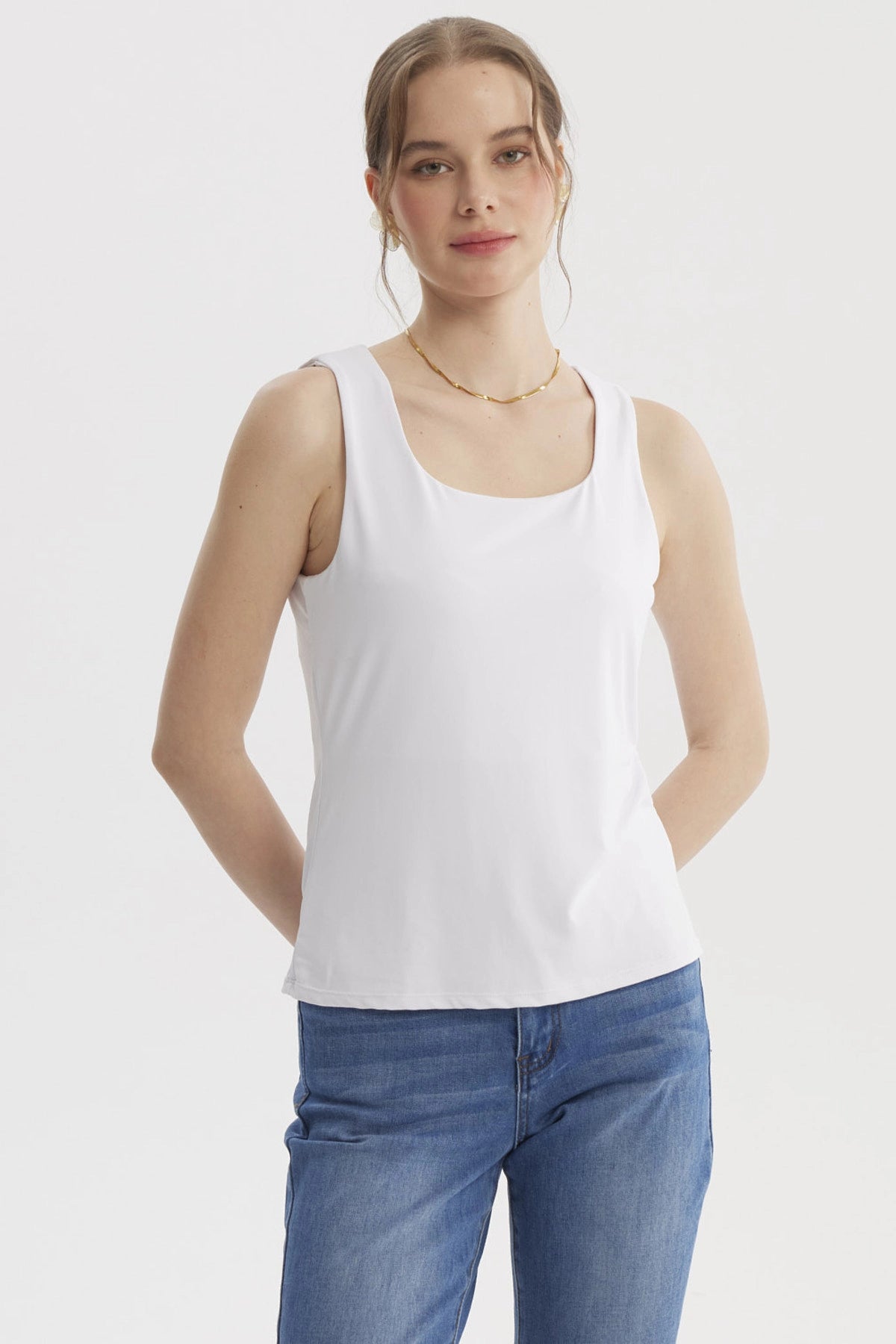 Polera blanca de mujer sin mangas lisa de doble capa perfecta para un look casual y fresco