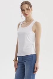Polera blanca de mujer sin mangas lisa de doble capa perfecta para un look casual y fresco