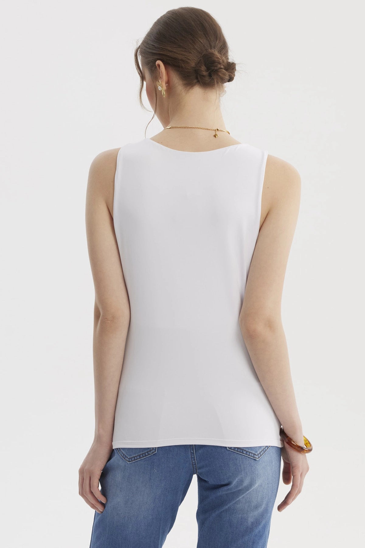 Polera blanca de mujer sin mangas lisa de doble capa perfecta para un look casual y fresco