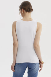Polera blanca de mujer sin mangas lisa de doble capa perfecta para un look casual y fresco