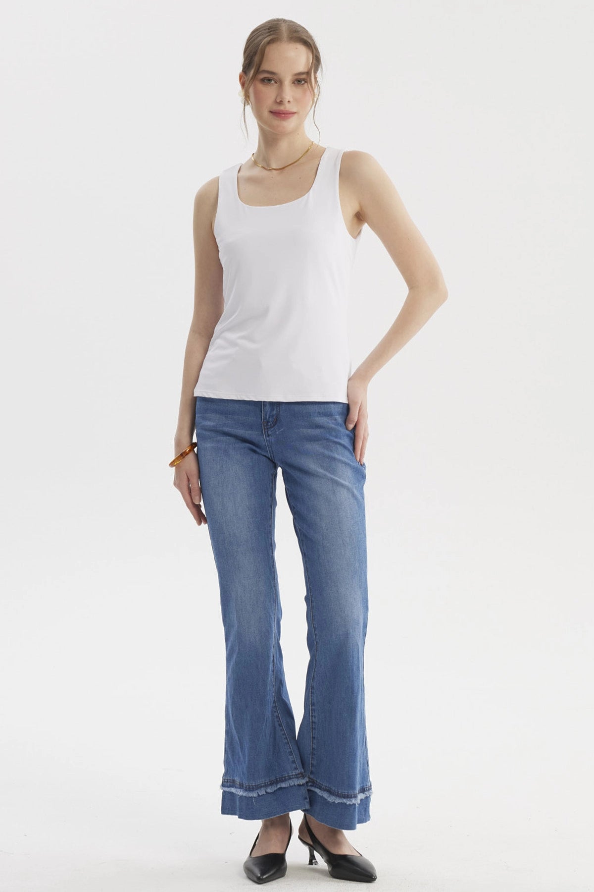 Polera blanca de mujer sin mangas lisa de doble capa perfecta para un look casual y fresco