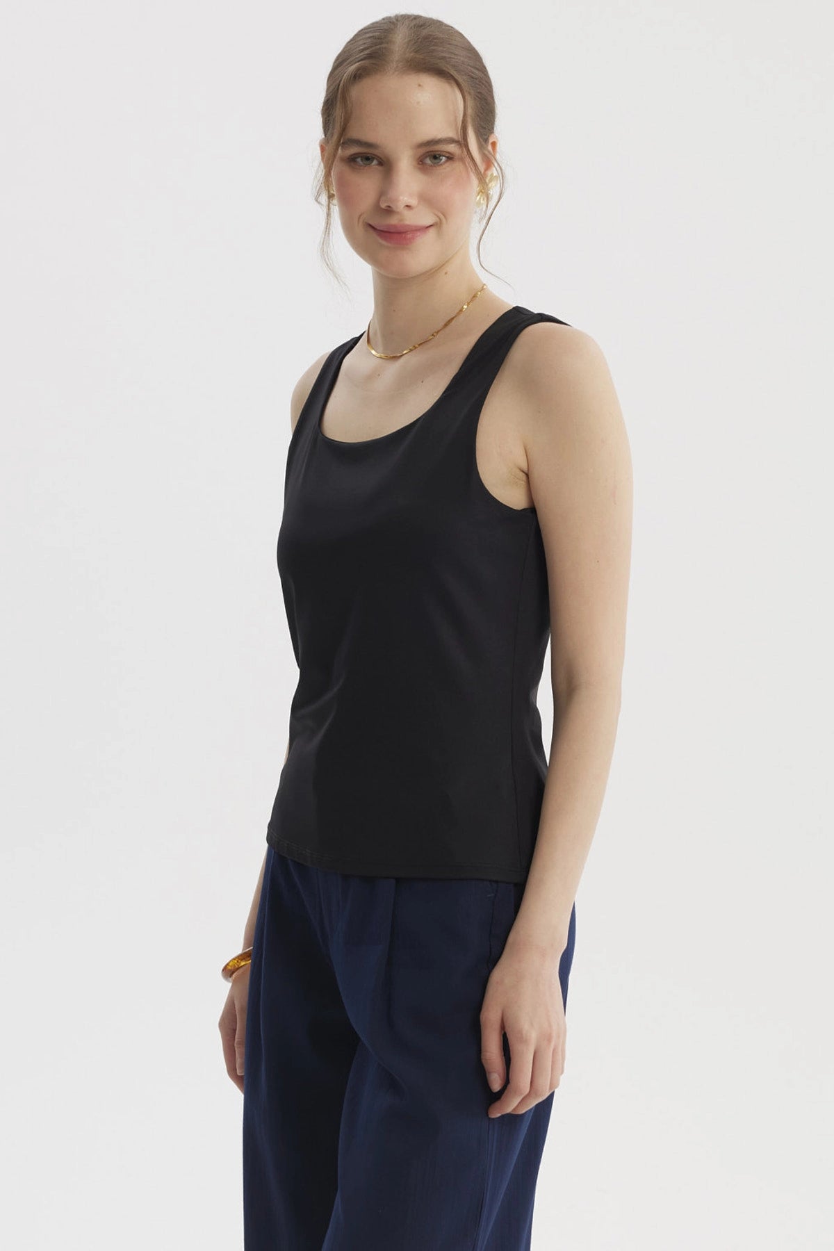Polera negra de mujer sin estampado diseño de doble capa estilo básico y ajustado sin mangas lisa ideal para combinar