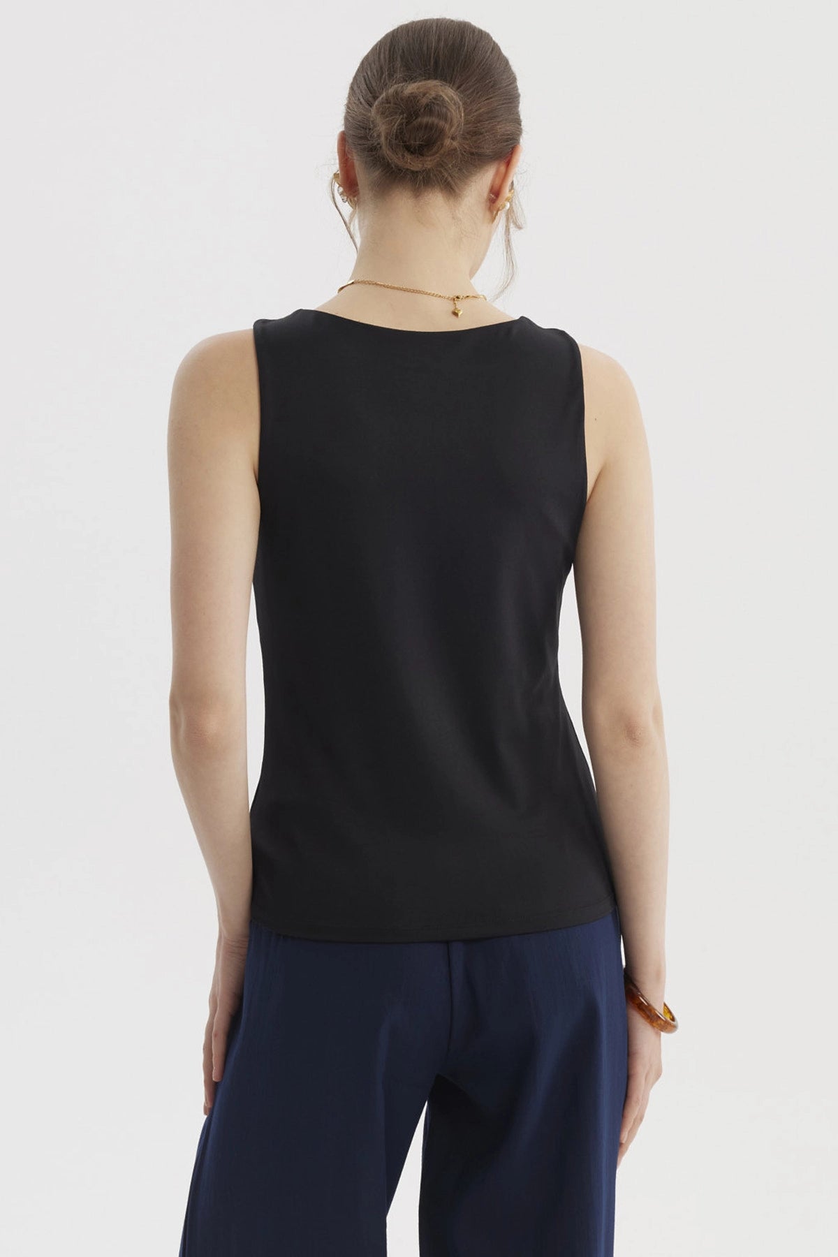 Polera negra de mujer sin estampado diseño de doble capa estilo básico y ajustado sin mangas lisa ideal para combinar