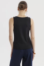 Polera negra de mujer sin estampado diseño de doble capa estilo básico y ajustado sin mangas lisa ideal para combinar