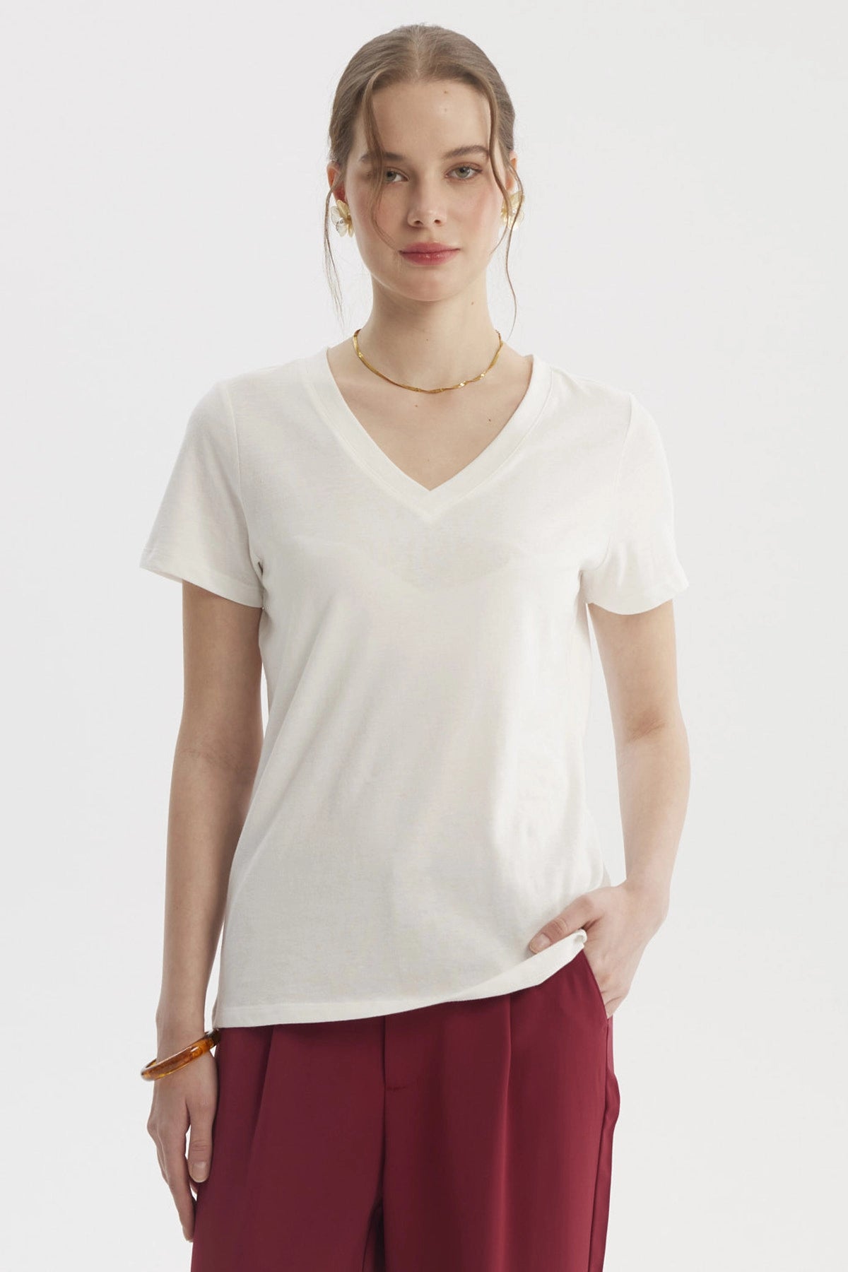 Polera de mujer crudo lisa con cuello en V y mangas cortas ideal para un look casual sin estampa visible