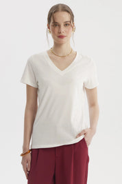 Polera de mujer crudo lisa con cuello en V y mangas cortas ideal para un look casual sin estampa visible