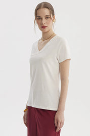 Polera de mujer crudo lisa con cuello en V y mangas cortas ideal para un look casual sin estampa visible