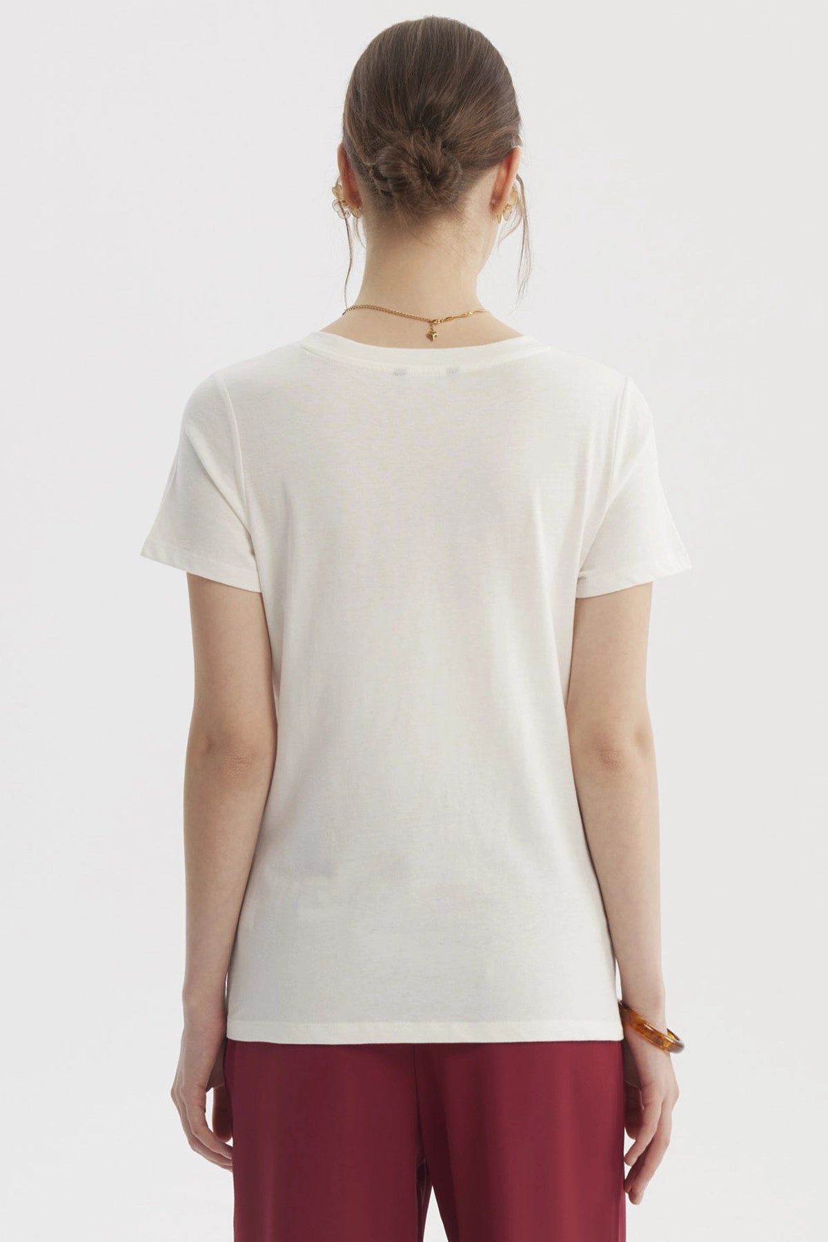 Polera de mujer crudo lisa con cuello en V y mangas cortas ideal para un look casual sin estampa visible