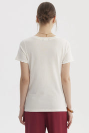 Polera de mujer crudo lisa con cuello en V y mangas cortas ideal para un look casual sin estampa visible
