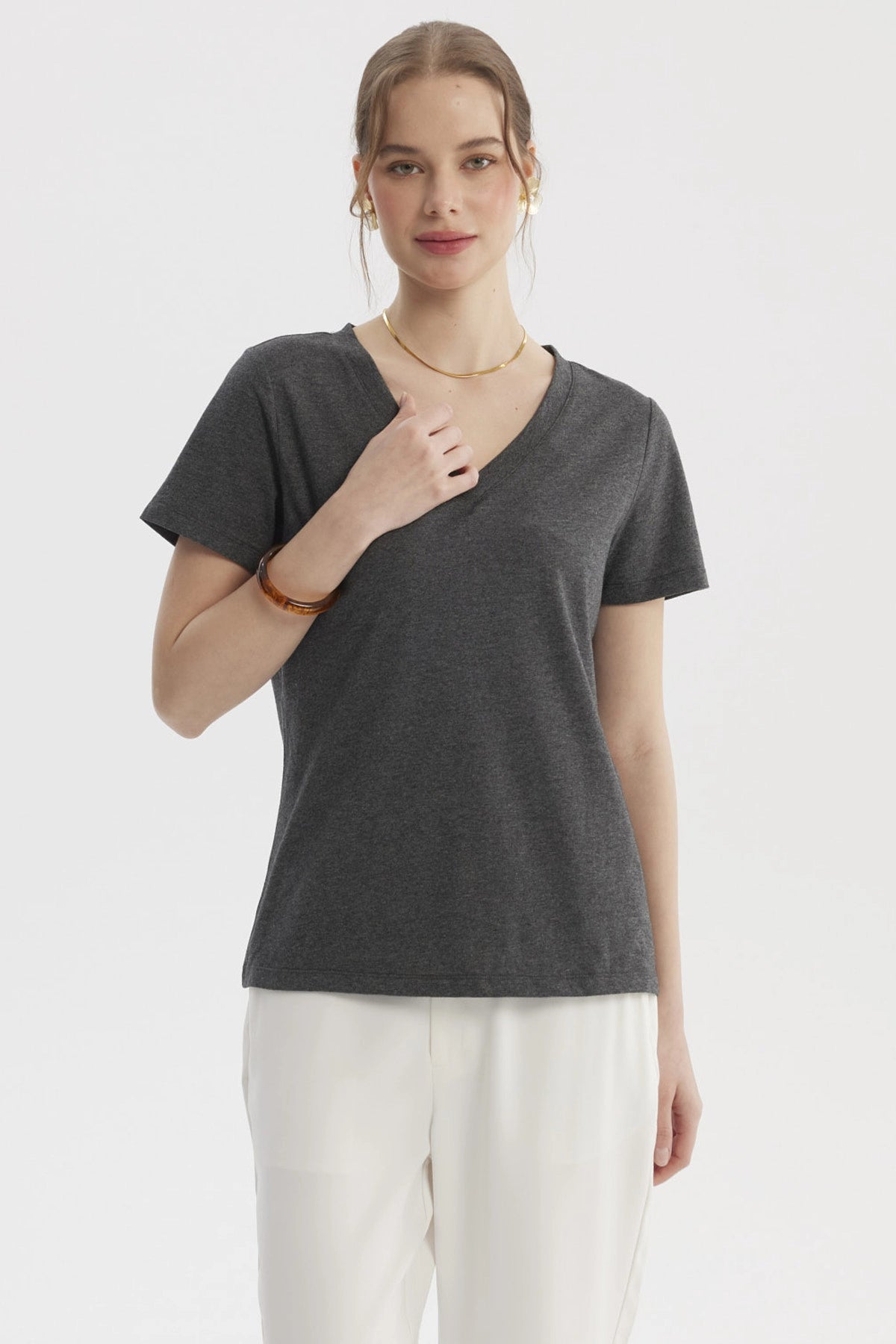 Polera mujer lisa gris de algodón con cuello en V y mangas cortas sin estampa ideal para combinar en cualquier ocasión