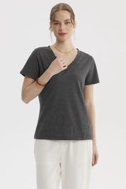 Polera mujer lisa gris de algodón con cuello en V y mangas cortas sin estampa ideal para combinar en cualquier ocasión