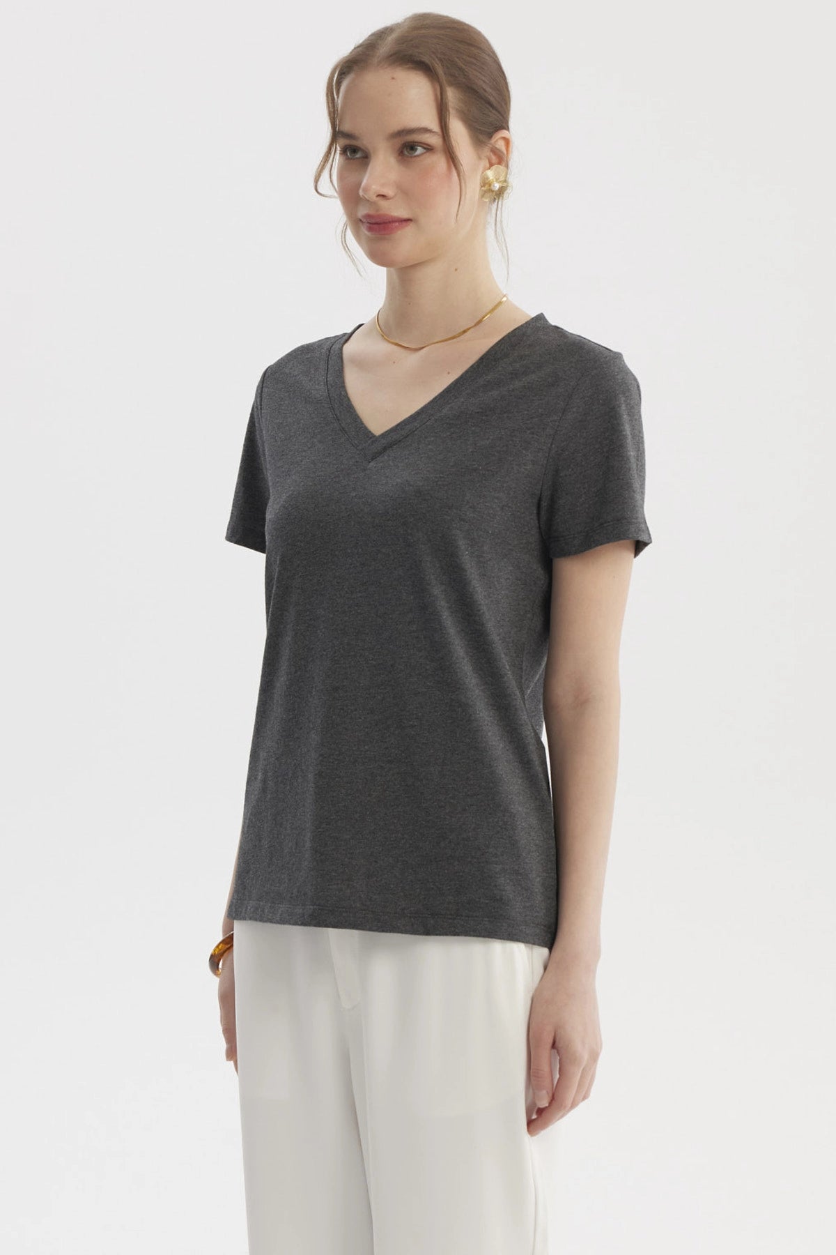 Polera mujer lisa gris de algodón con cuello en V y mangas cortas sin estampa ideal para combinar en cualquier ocasión