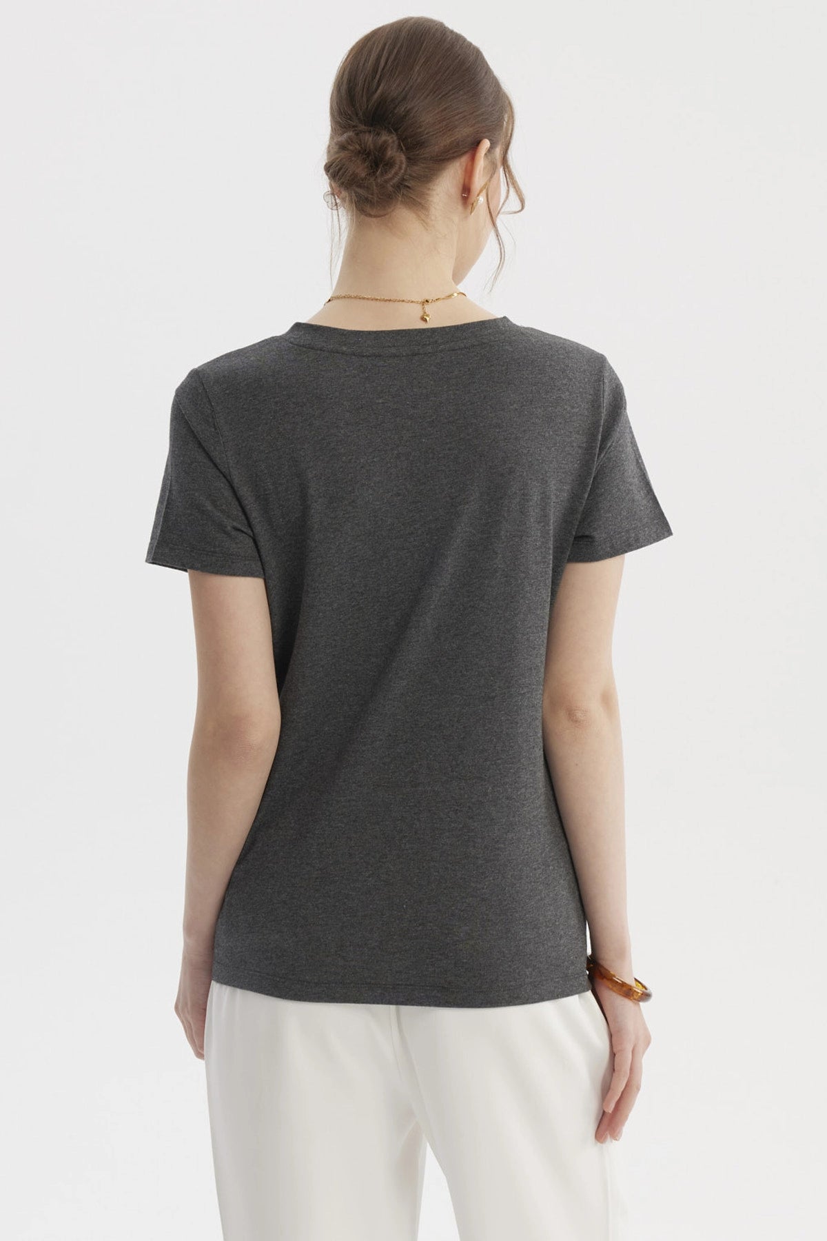 Polera mujer lisa gris de algodón con cuello en V y mangas cortas sin estampa ideal para combinar en cualquier ocasión