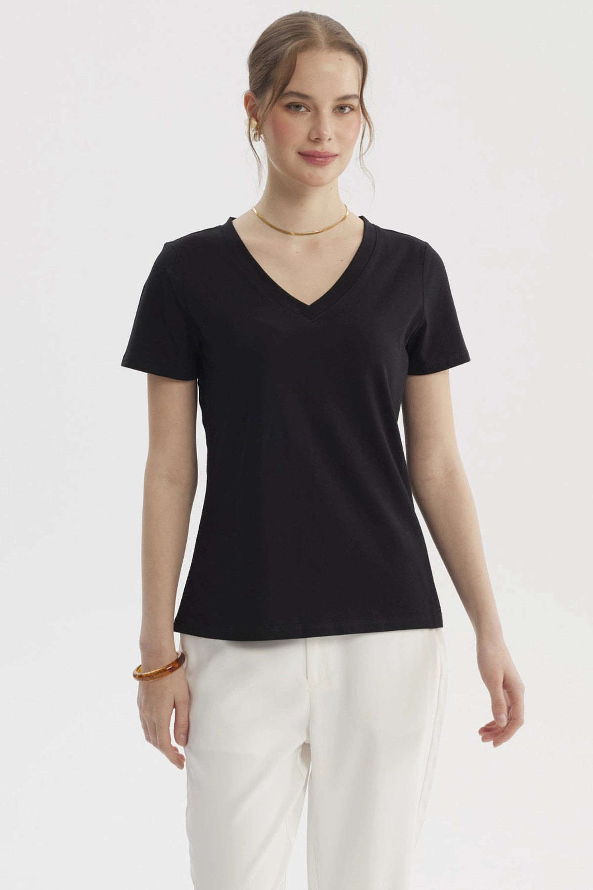 Polera negra lisa de algodón para mujer con cuello en V y manga corta ideal para combinar en cualquier ocasión