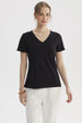 Polera negra lisa de algodón para mujer con cuello en V y manga corta ideal para combinar en cualquier ocasión
