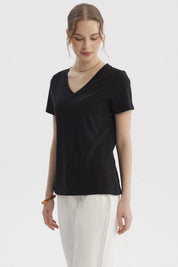 Polera negra lisa de algodón para mujer con cuello en V y manga corta ideal para combinar en cualquier ocasión