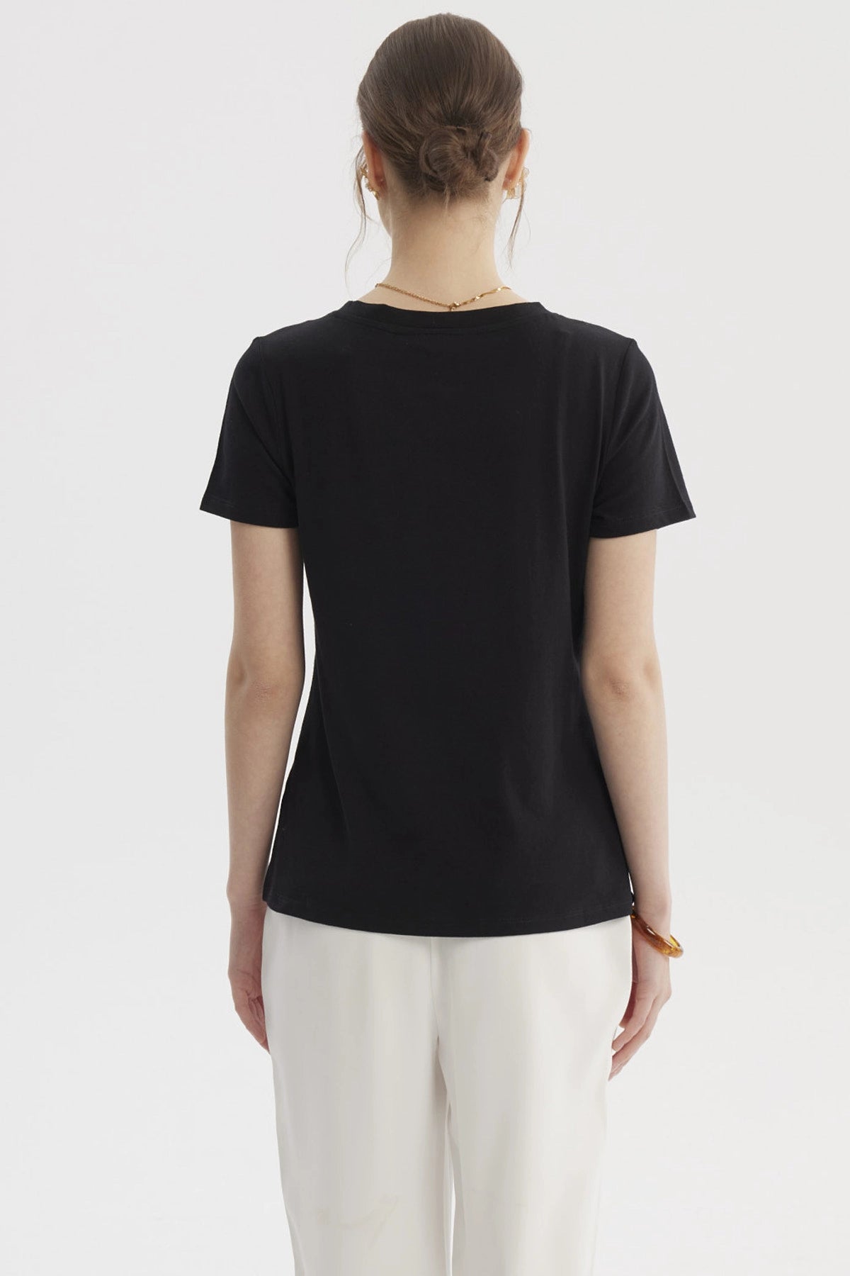 Polera negra lisa de algodón para mujer con cuello en V y manga corta ideal para combinar en cualquier ocasión