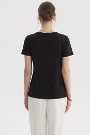 Polera negra lisa de algodón para mujer con cuello en V y manga corta ideal para combinar en cualquier ocasión