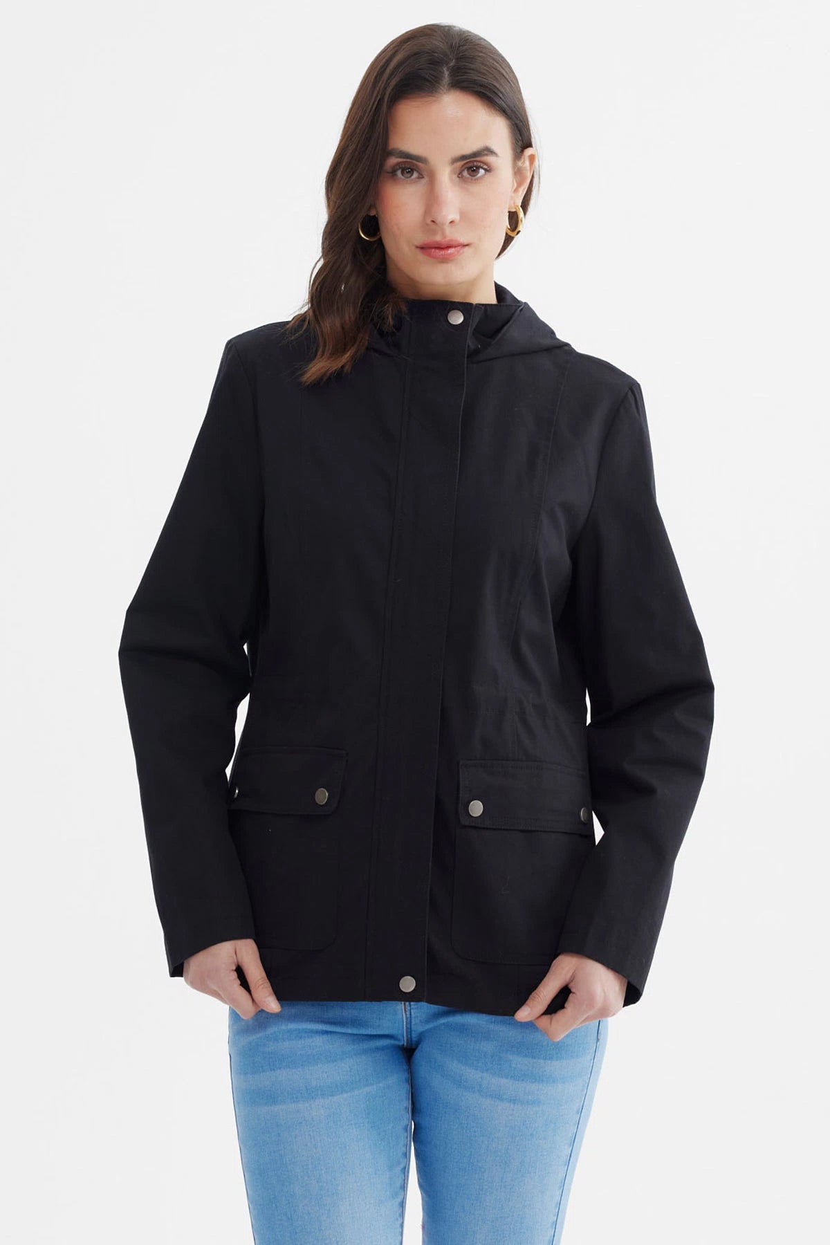 Chaqueta negra de mujer con gorro lisa bolsillos delanteros con solapa y broches ideal para días frescos y casuales