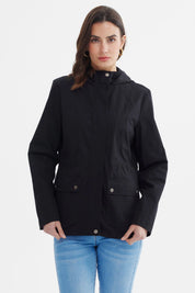 Chaqueta negra de mujer con gorro lisa bolsillos delanteros con solapa y broches ideal para días frescos y casuales