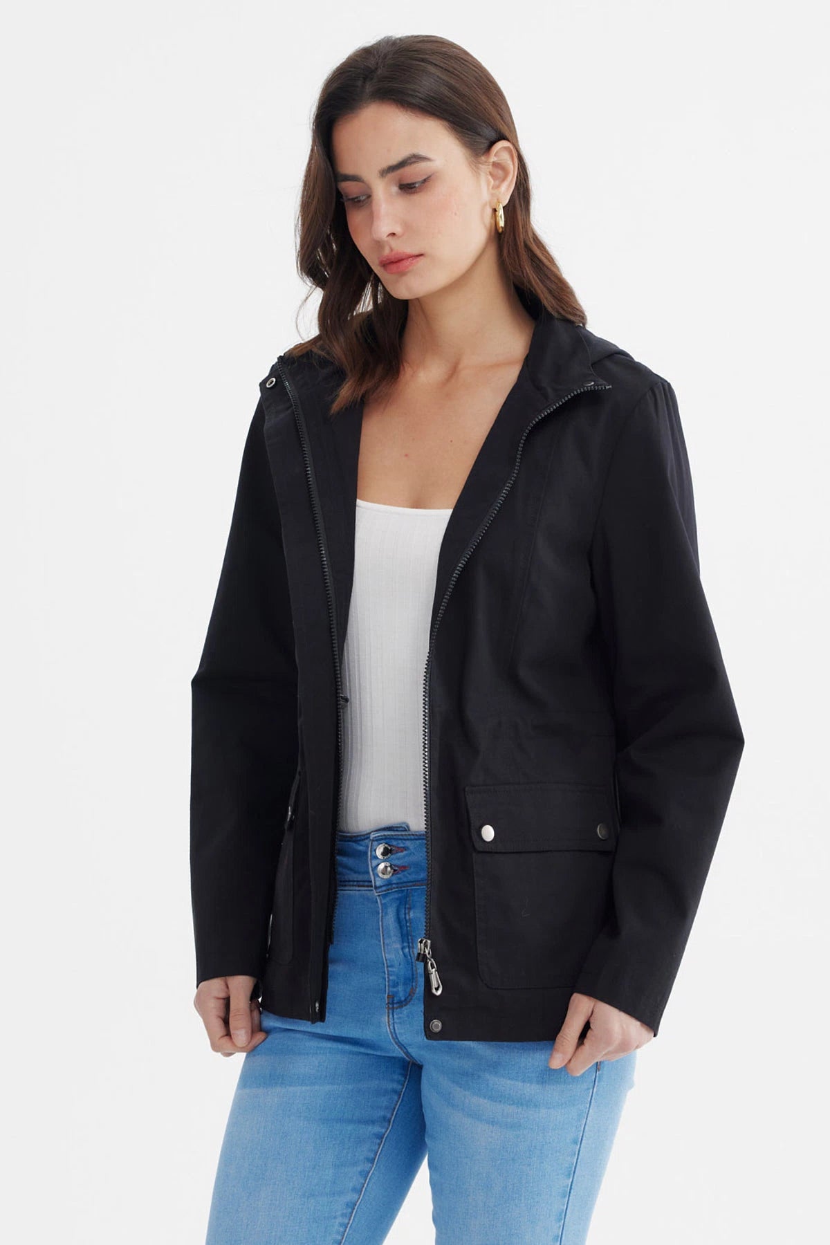 Chaqueta negra de mujer con gorro lisa bolsillos delanteros con solapa y broches ideal para días frescos y casuales