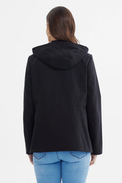 Chaqueta negra de mujer con gorro lisa bolsillos delanteros con solapa y broches ideal para días frescos y casuales