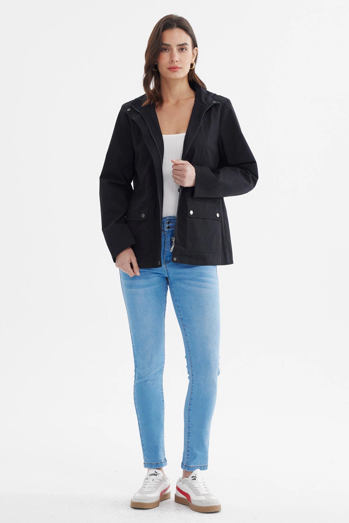 Chaqueta negra de mujer con gorro lisa bolsillos delanteros con solapa y broches ideal para días frescos y casuales