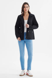 Chaqueta negra de mujer con gorro lisa bolsillos delanteros con solapa y broches ideal para días frescos y casuales