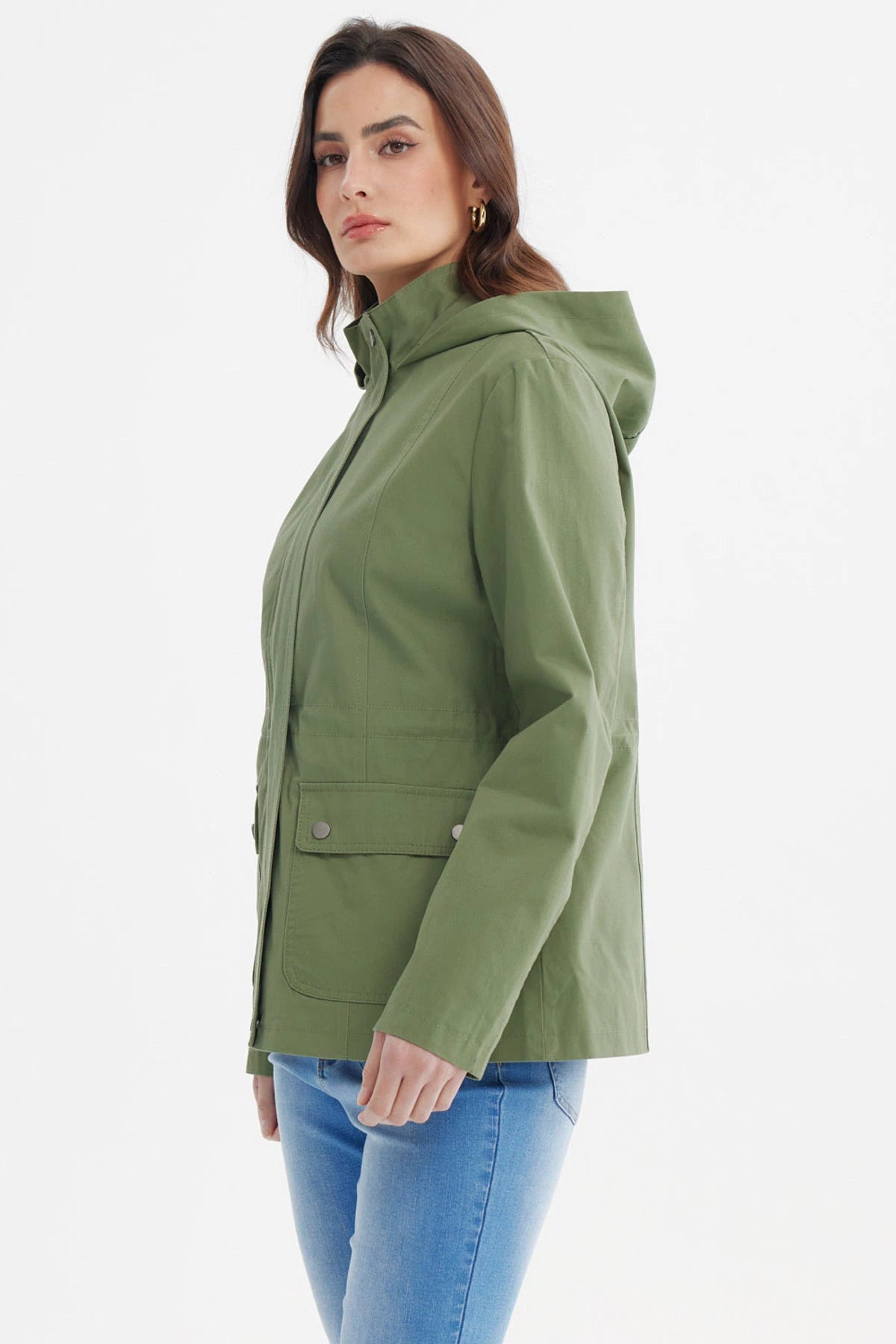 Chaqueta verde olivo de algodón con gorro para mujer diseño liso cierre frontal y bolsillos grandes visibles