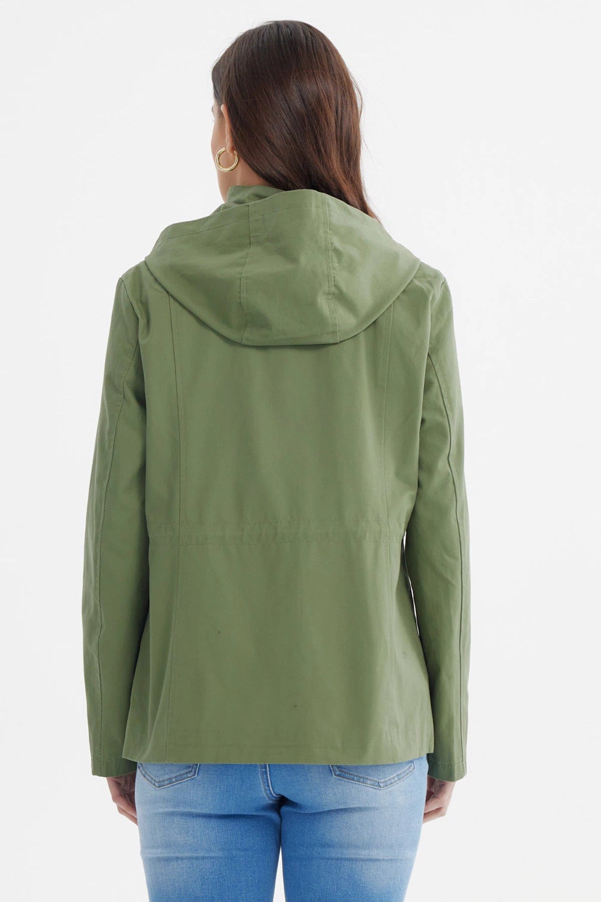 Chaqueta verde olivo de algodón con gorro para mujer diseño liso cierre frontal y bolsillos grandes visibles