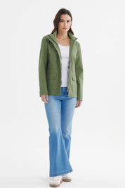 Chaqueta verde olivo de algodón con gorro para mujer diseño liso cierre frontal y bolsillos grandes visibles