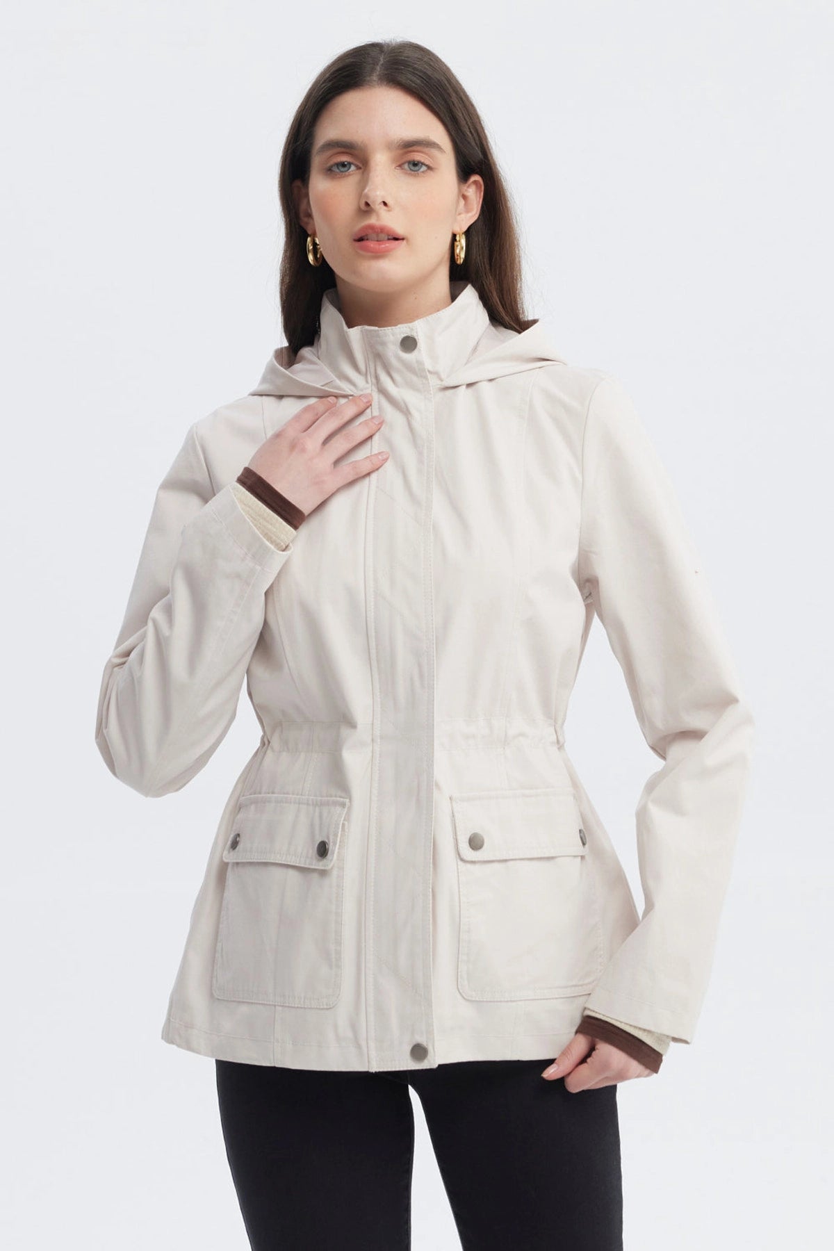 Chaqueta mujer arena con gorro y bolsillos frontales lisos casual elegante