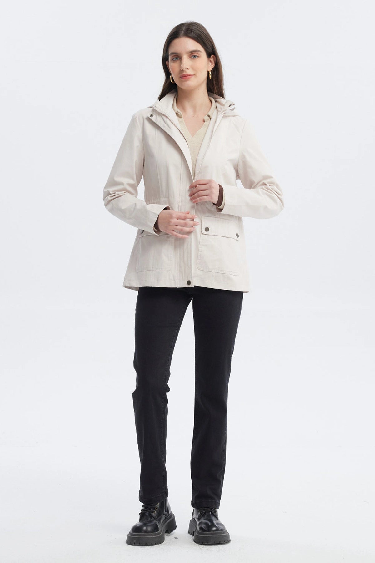 Chaqueta mujer arena con gorro y bolsillos frontales lisos casual elegante