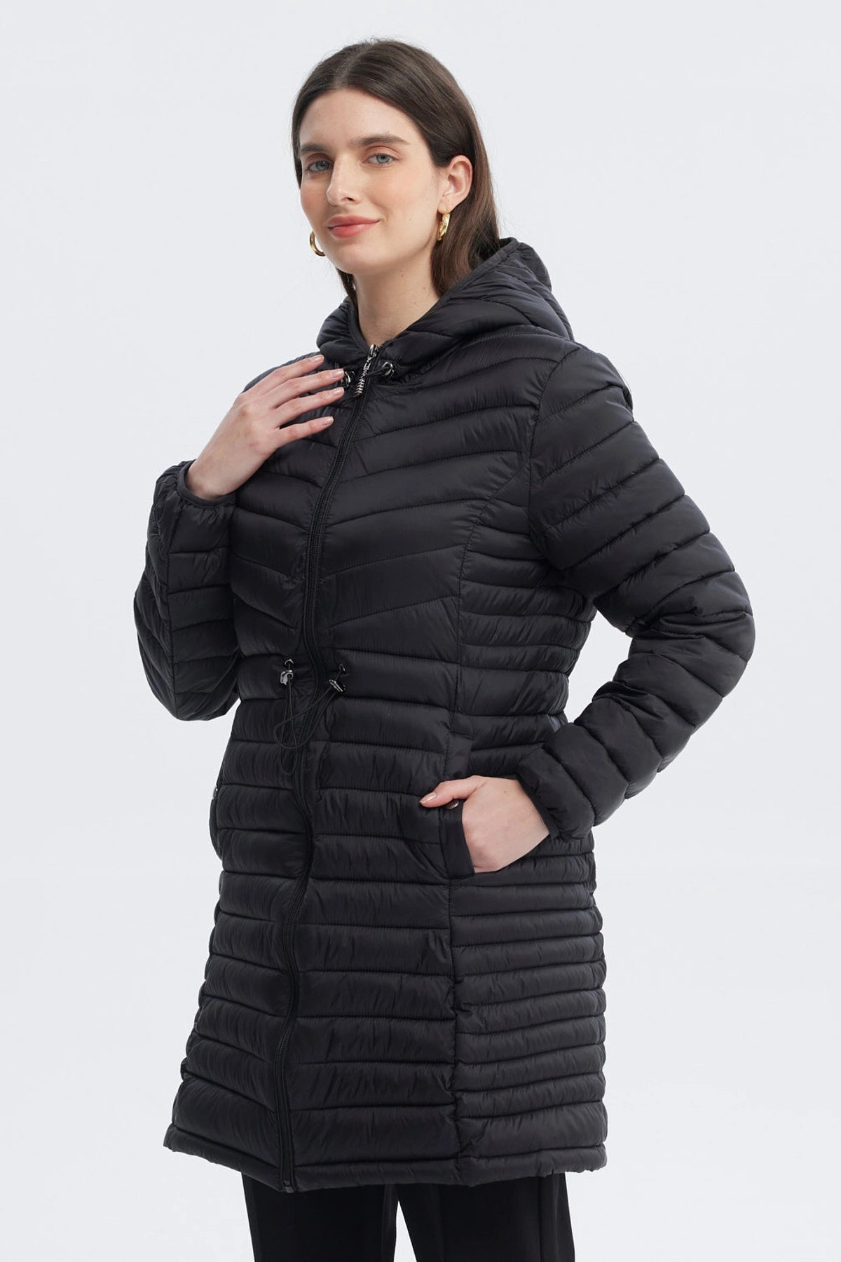 Parka negra larga de mujer con capucha y ajuste en la cintura sin estampa lisa y acolchada