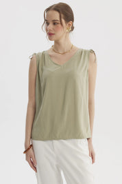 Blusa verde de mujer sin mangas con tiras ajustables en los hombros y diseño liso casual elegante
