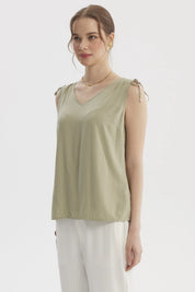 Blusa verde de mujer sin mangas con tiras ajustables en los hombros y diseño liso casual elegante