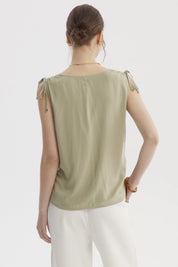 Blusa verde de mujer sin mangas con tiras ajustables en los hombros y diseño liso casual elegante