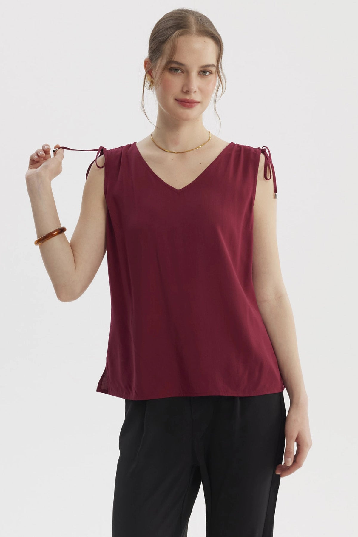 Blusa sin mangas vino con lazo en hombros estilo liso ajuste suelto y escote en V