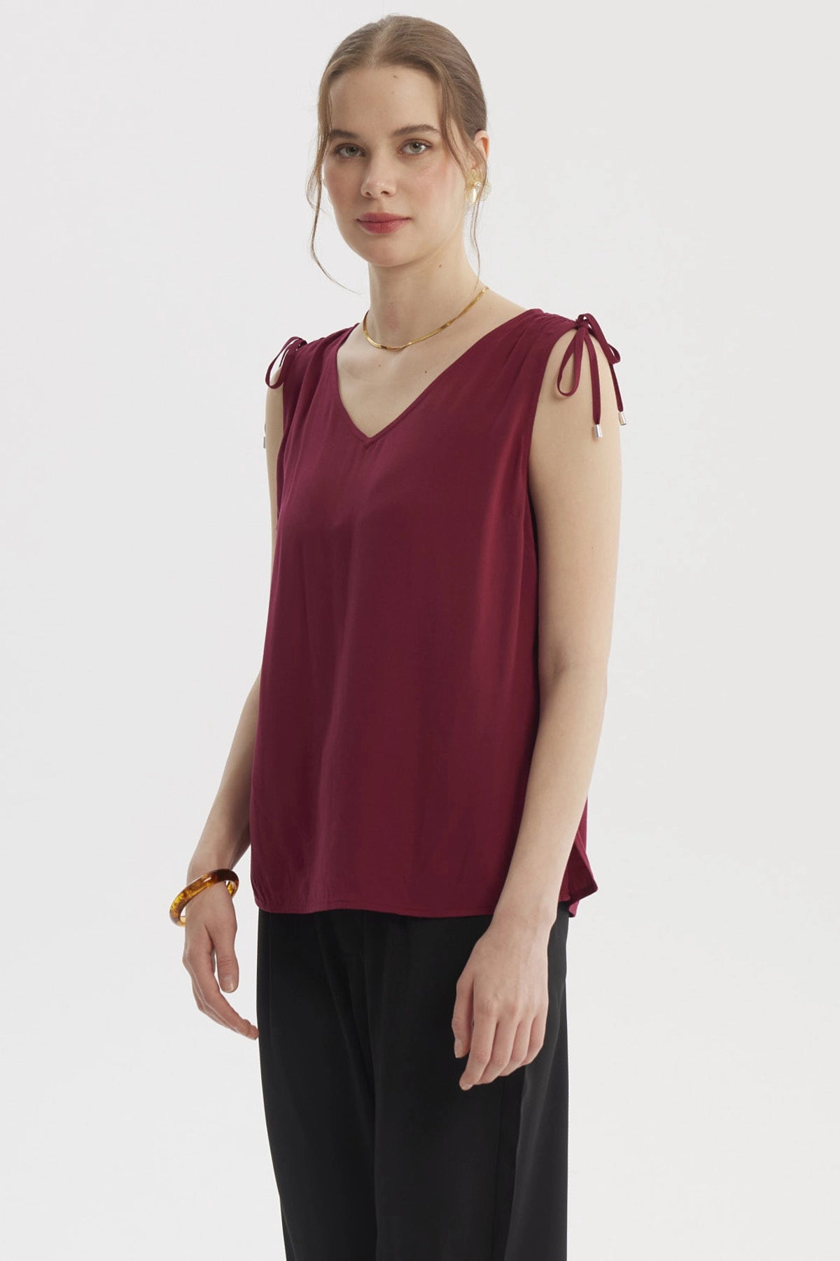 Blusa sin mangas vino con lazo en hombros estilo liso ajuste suelto y escote en V
