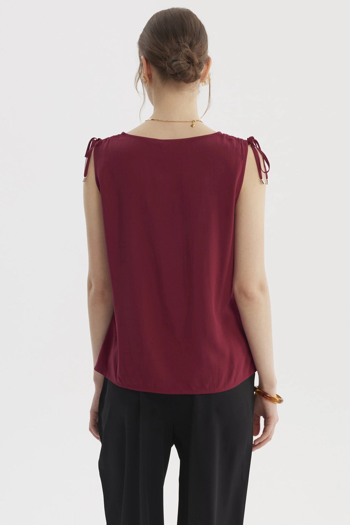 Blusa sin mangas vino con lazo en hombros estilo liso ajuste suelto y escote en V