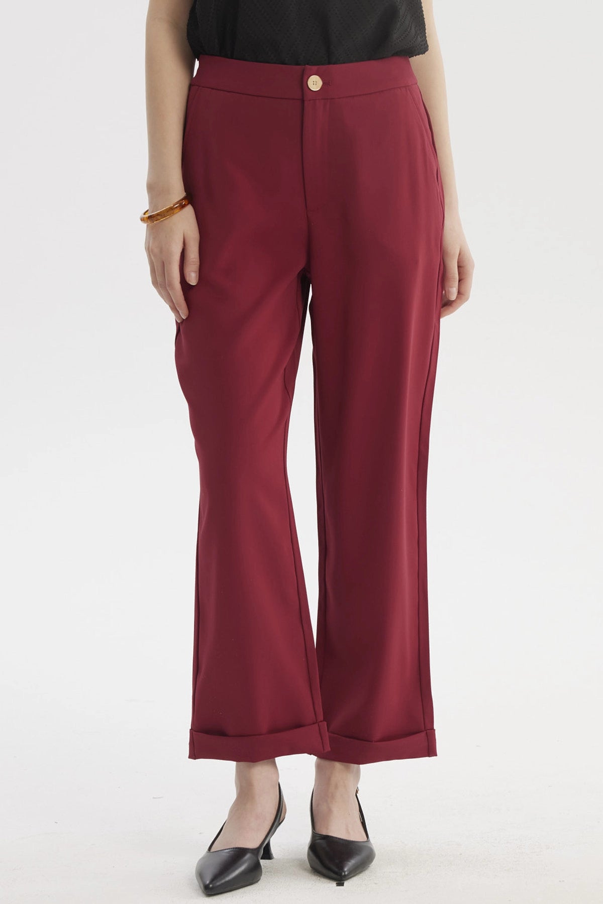 Pantalón sastrero mujer color vino con dobladillo en la basta diseño liso botón frontal crema sin estampado visible