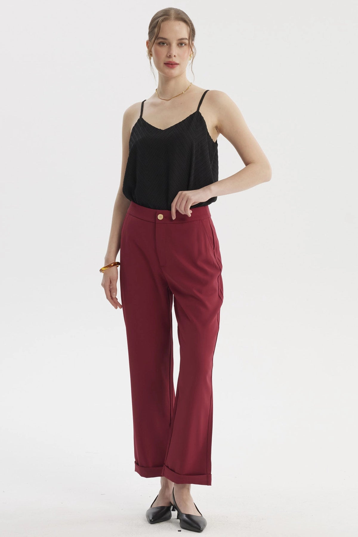 Pantalón sastrero mujer color vino con dobladillo en la basta diseño liso botón frontal crema sin estampado visible