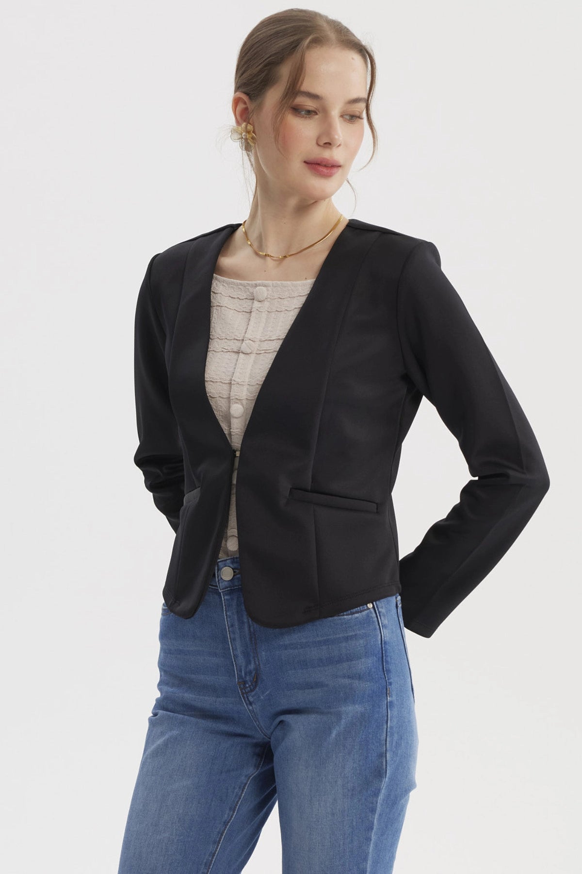 Blazer negro mujer sin solapa liso ajustado con bolsillos frontales diseño elegante y minimalista
