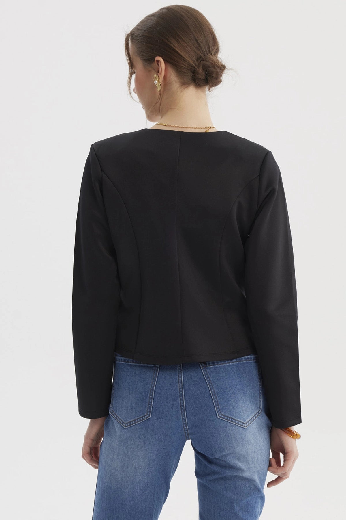 Blazer negro mujer sin solapa liso ajustado con bolsillos frontales diseño elegante y minimalista