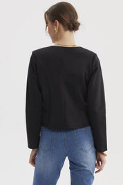 Blazer negro mujer sin solapa liso ajustado con bolsillos frontales diseño elegante y minimalista