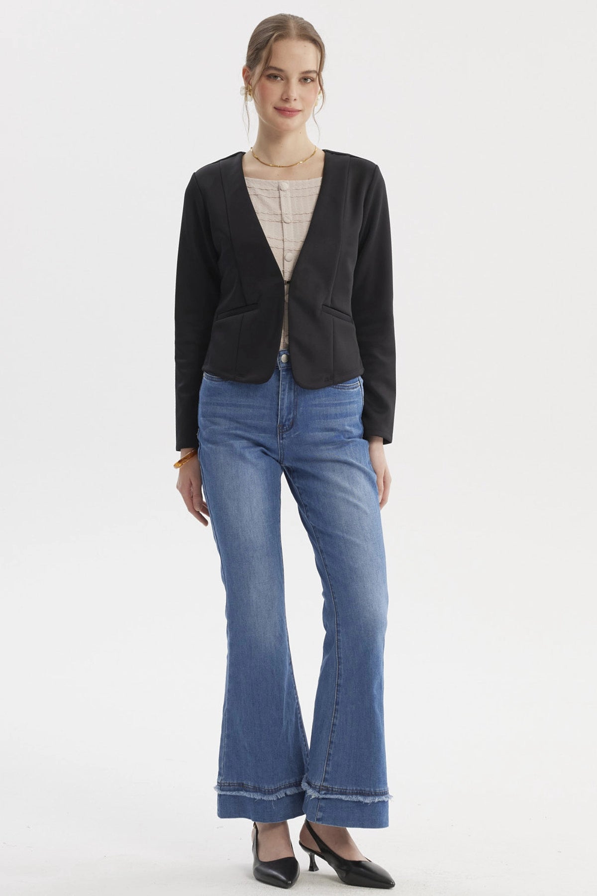 Blazer negro mujer sin solapa liso ajustado con bolsillos frontales diseño elegante y minimalista