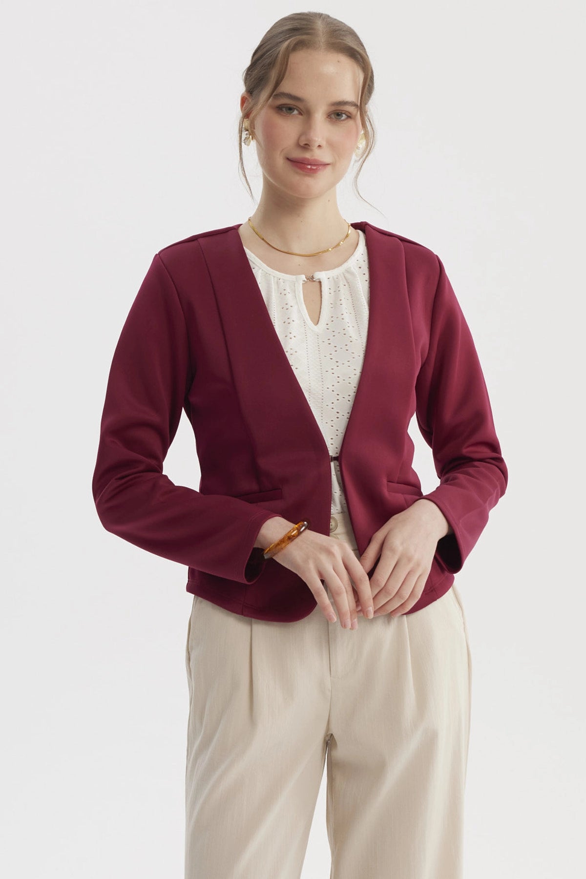 Blazer mujer liso color vino sin solapa con diseño minimalista ajuste entallado ideal para ocasiones formales